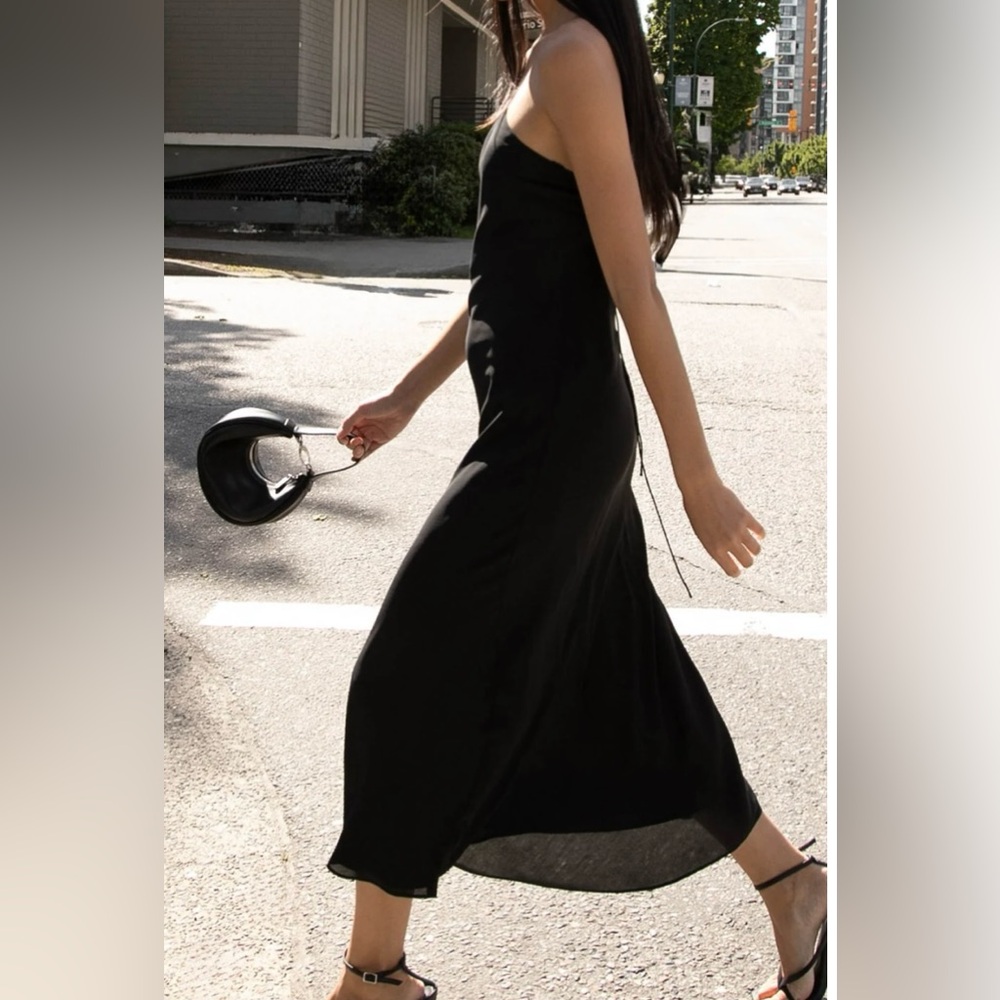 Sleek and Stylish Black Maxi Dress - Picture 3 of 7